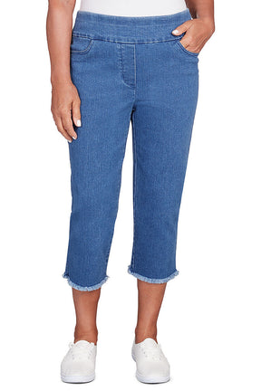 Petite Allure Frayed Denim Capri Pant