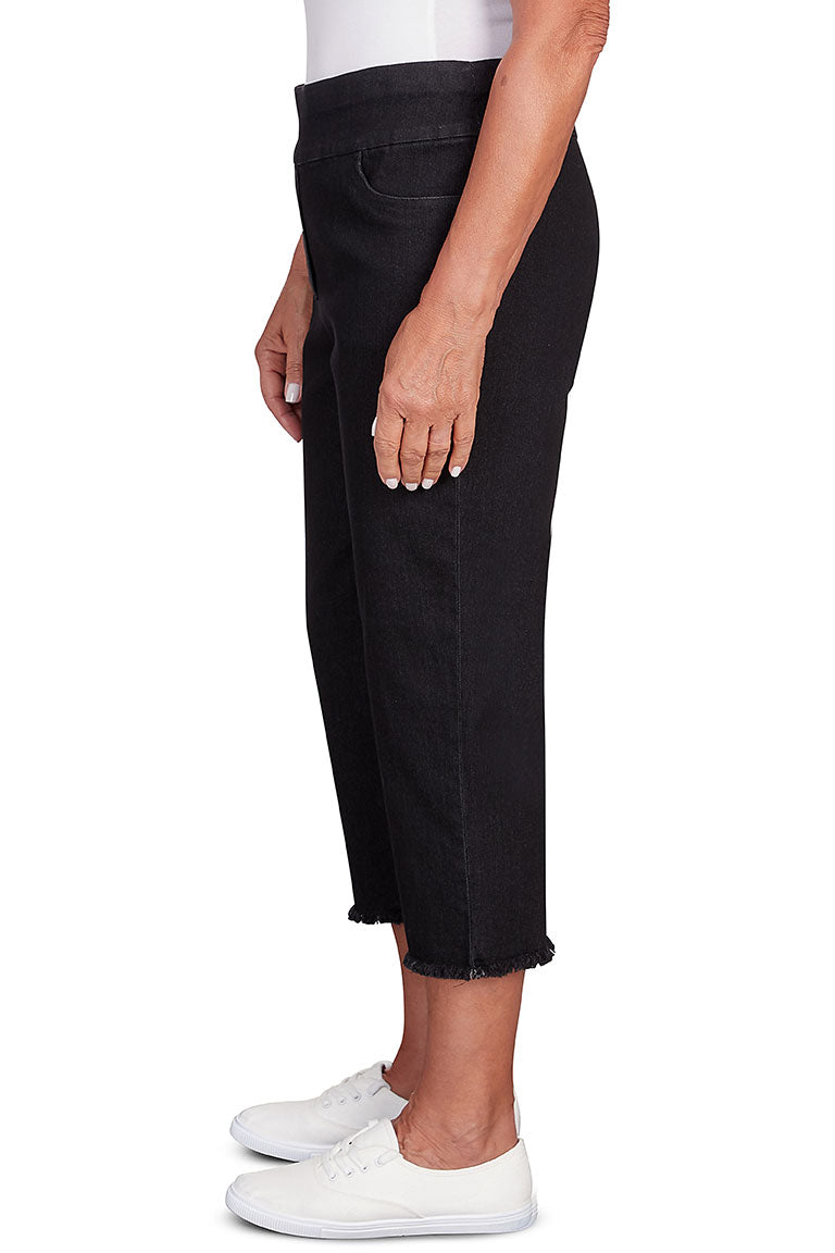 Allure Frayed Denim Capri Pant